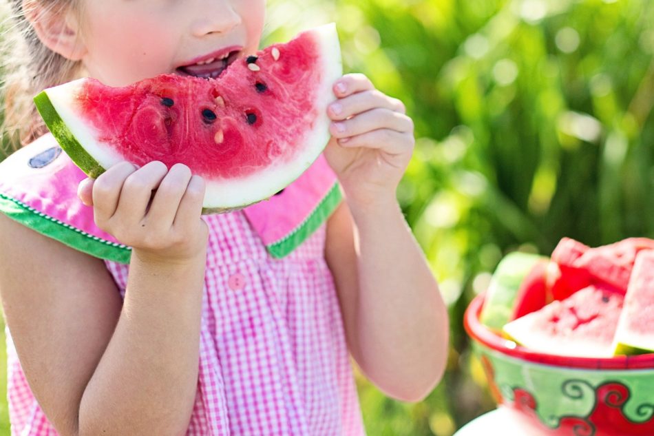 bērns ēd arbūzu