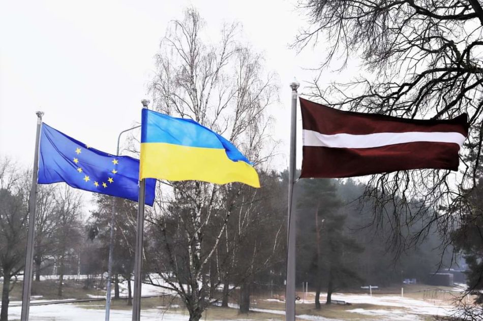 Latvijas, Ukrainas un Eiropas Savienības karogi