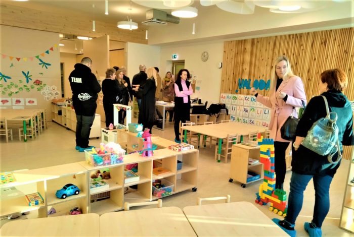 Ādažu domes darbinieki aplūko jauno bērnudārzu Jaunmārupē
